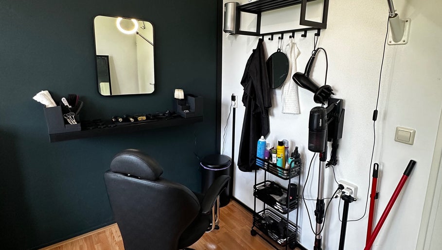 Modern salon station at Fjay Cuts in Ijsselstein, Utrecht, NL, featuring sleek tools and styling products.