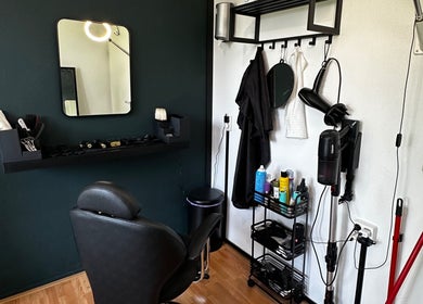 Modern salon station at Fjay Cuts in Ijsselstein, Utrecht, NL, featuring sleek tools and styling products.