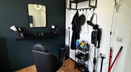 Modern salon station at Fjay Cuts in Ijsselstein, Utrecht, NL, featuring sleek tools and styling products.