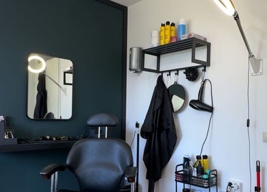 Chic interior of Fjay Cuts in Ijsselstein, Utrecht, NL featuring a modern salon chair and styling tools.
