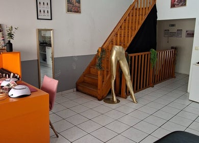 Coin du studio chez Ink & Glow, Narbonne, Occitanie, FR, avec escalier en bois et décorations modernes.