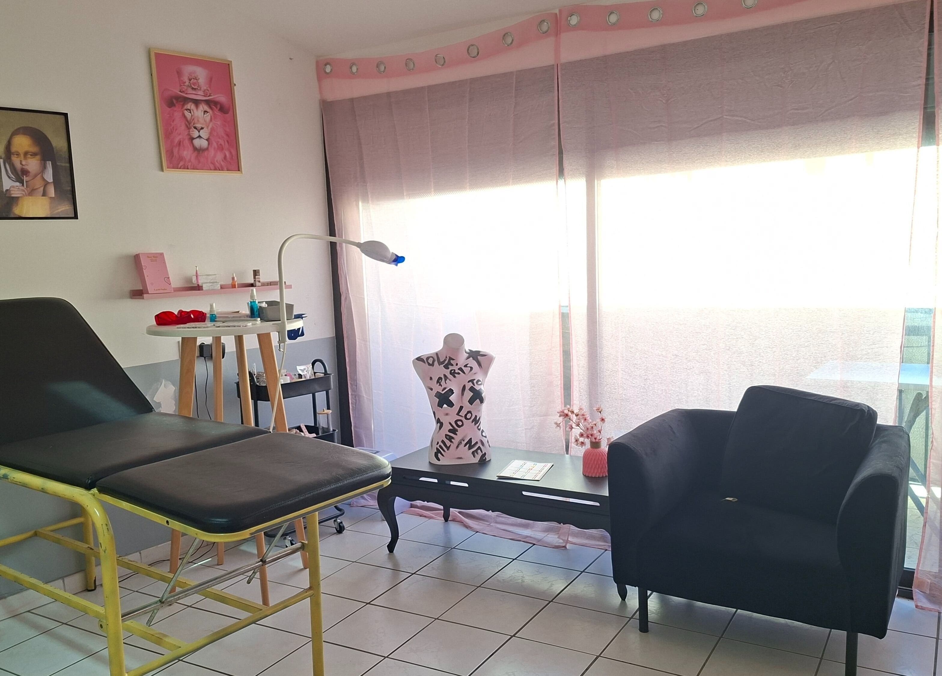 Salle lumineuse chez Ink & Glow, Narbonne, Occitanie, FR, offrant une ambiance de bien-être apaisante.