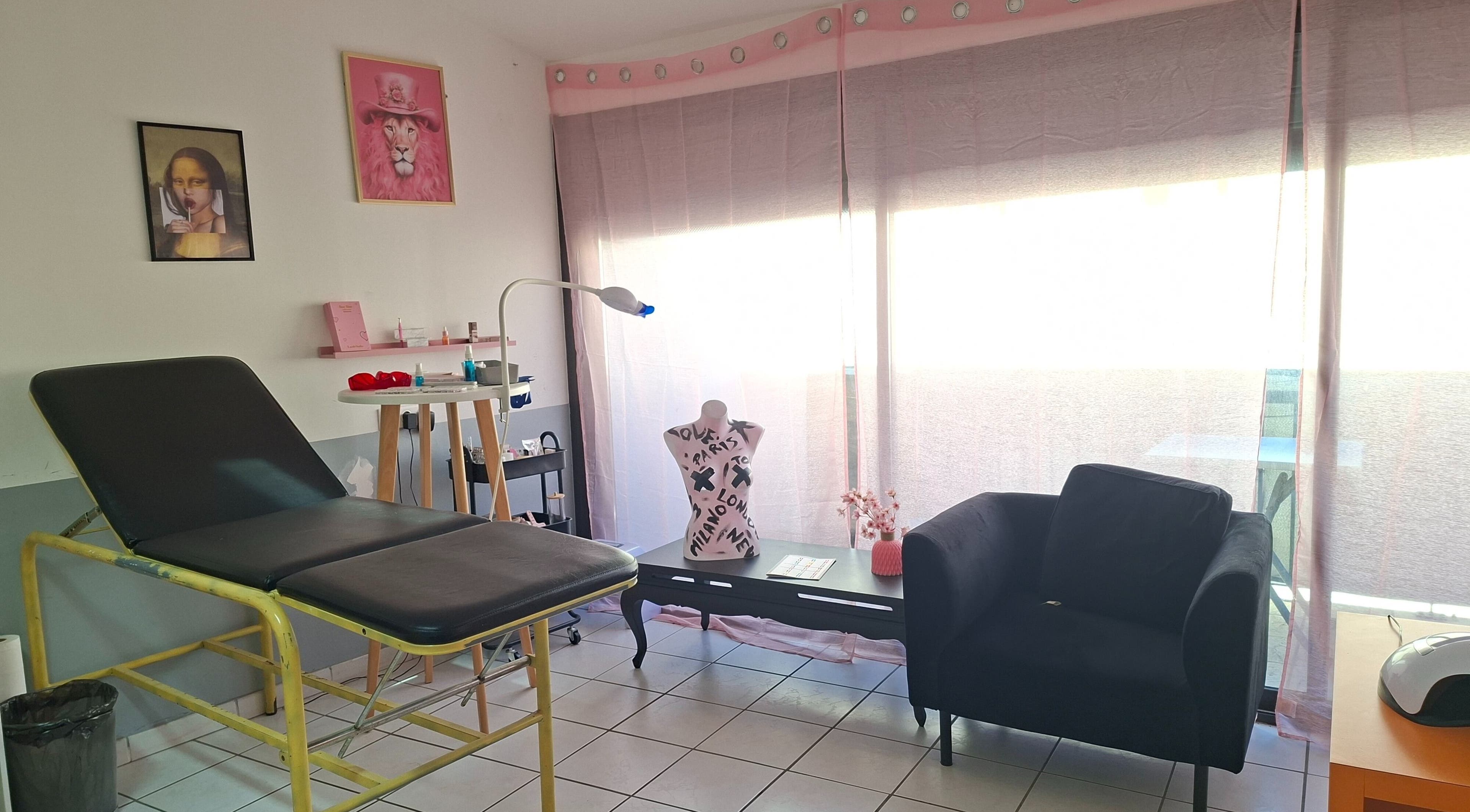 Salle lumineuse chez Ink & Glow, Narbonne, Occitanie, FR, offrant une ambiance de bien-être apaisante.