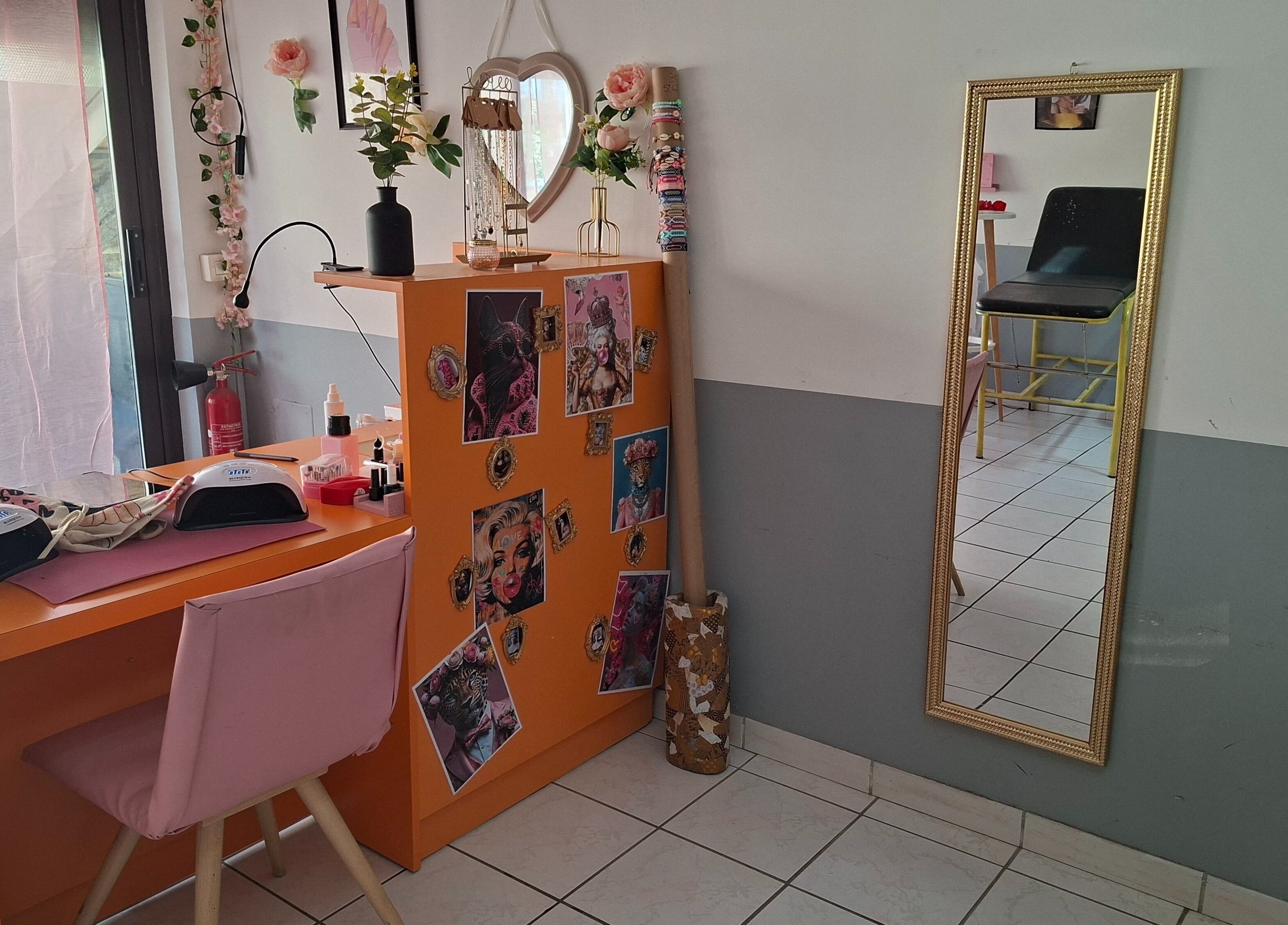 Espace manucure lumineux à Ink & Glow, Narbonne, Occitanie, FR, avec décorations et miroir doré.