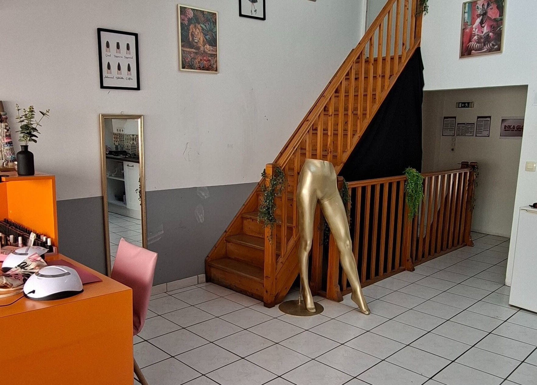 Intérieur élégant de Ink & Glow, Narbonne, Occitanie, FR avec escalier en bois et décor élégant.