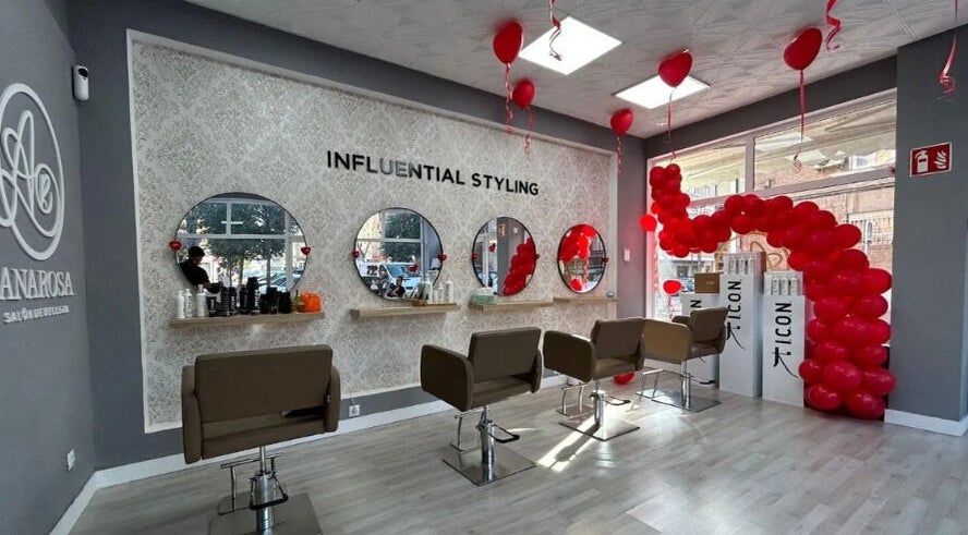 Interior elegante de Ana Rosa Peluquería en Móstoles, Comunidad De Madrid, ES, con espejos y globos rojos.