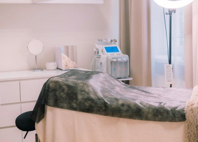 Cozy treatment room at Ernestīnes Iela 24 / Rīga, Āgenskalns, featuring plush bedding and professional equipment. Rīga, LV.