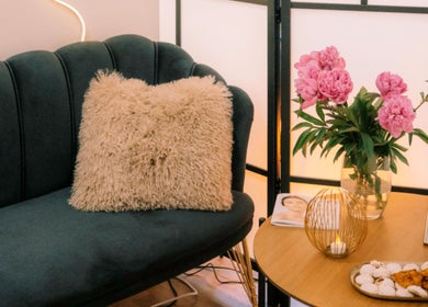 Elegant lounge at Ernestīnes Iela 24 / Rīga, Āgenskalns with plush sofa and floral décor in Rīga, LV.