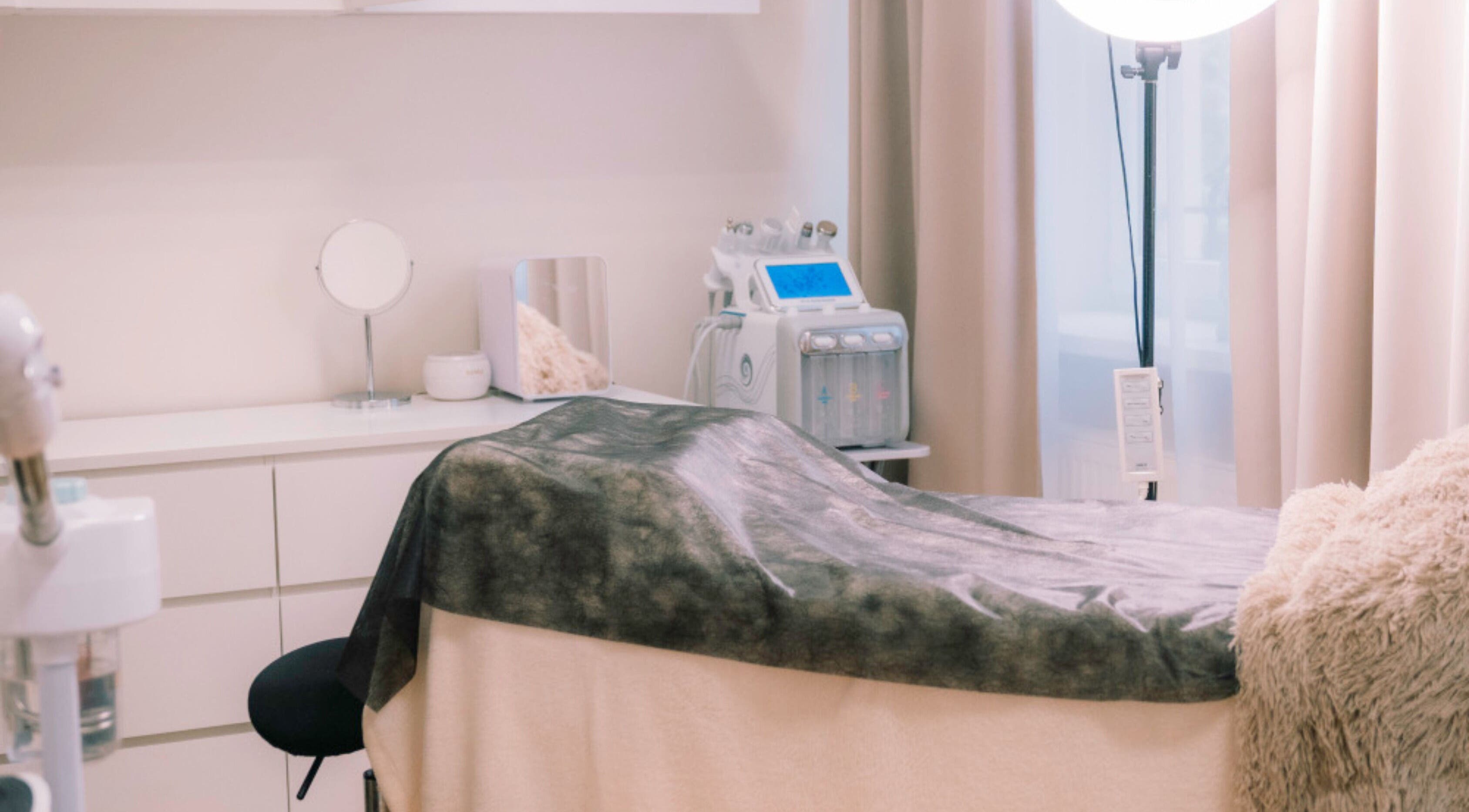 A tranquil treatment room at Ernestīnes Iela 24 / Rīga, Āgenskalns, featuring a cozy massage table in Rīga, LV.