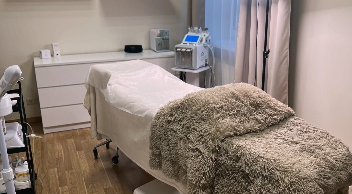 Relaxing treatment room at FIZIO & BEAUTY HOUSE in Mārupe, Mārupes Novads, LV. Cozy and inviting decor.