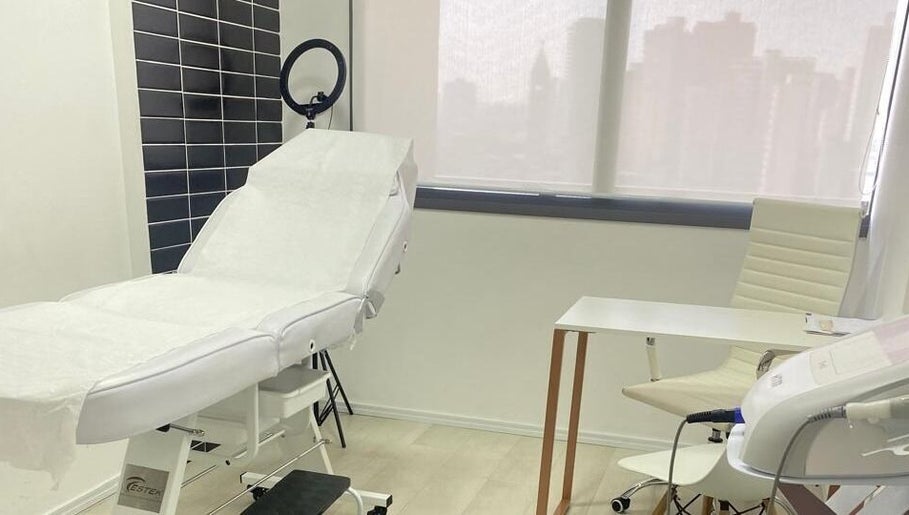 Sala de tratamento moderna na Brio Clinic, São Paulo, São Paulo, BR, com equipamento avançado e decoração elegante.