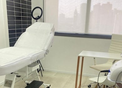 Sala de tratamento moderna na Brio Clinic, São Paulo, São Paulo, BR, com equipamento avançado e decoração elegante.
