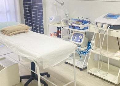 Sala de tratamentos na Brio Clinic, São Paulo, SP, BR com equipamentos modernos e cama confortável.
