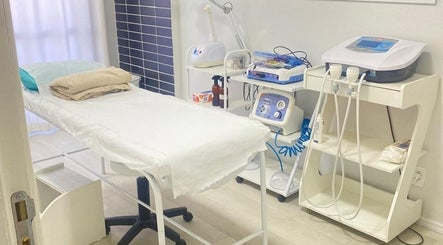 Sala de tratamentos na Brio Clinic, São Paulo, SP, BR com equipamentos modernos e cama confortável.
