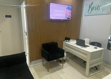 Recepção moderna da Brio Clinic em São Paulo, São Paulo, BR, com decoração elegante e conforto.