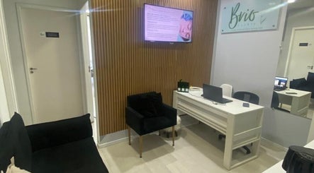 Recepção moderna da Brio Clinic em São Paulo, São Paulo, BR, com decoração elegante e conforto.