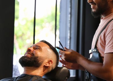 Client souriant recevant une coupe de cheveux chez Mister Hype Saint-Paul, Saint-paul, RE.