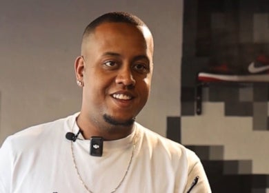 Client souriant à Mister Hype Saint-Paul, centre de beauté à Saint-paul, Saint-paul, RE.