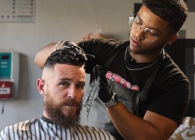 Coiffeur chez Mister Hype Saint-Paul, Saint-Paul, en pleine coupe élégante.