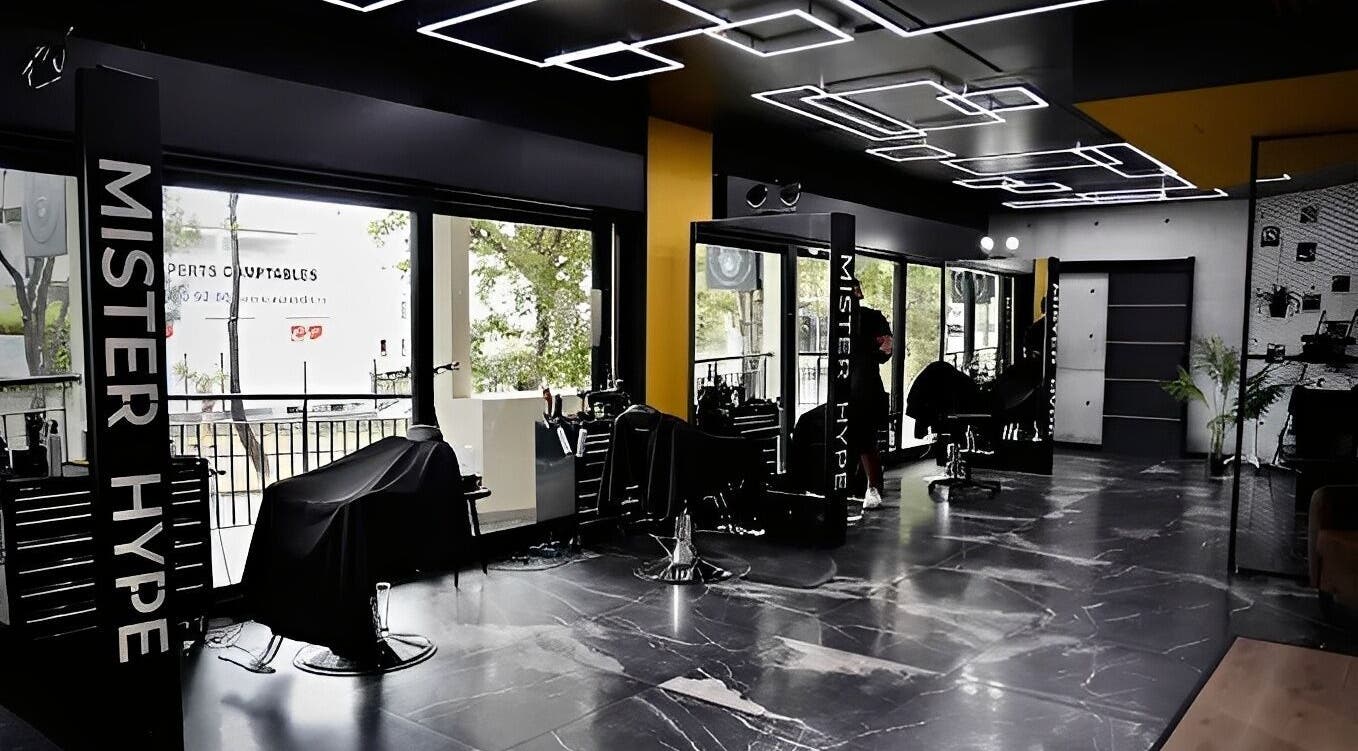 Intérieur élégant de Mister Hype Saint-Denis avec une vue sur l'extérieur à Saint-Denis, Saint-denis, RE.