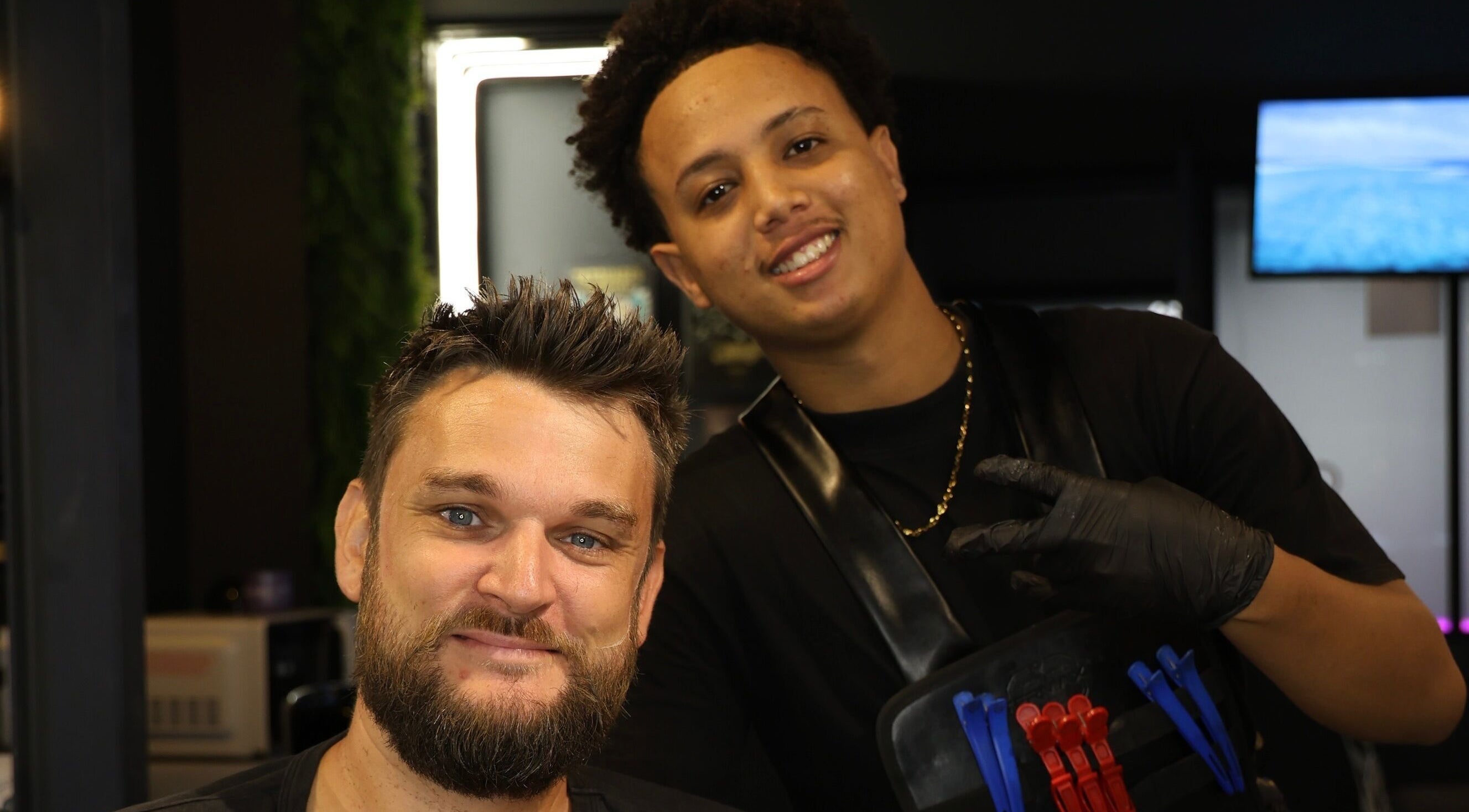 Coiffeur souriant avec client à Mister Hype Saint-Paul, Saint-paul, RE.