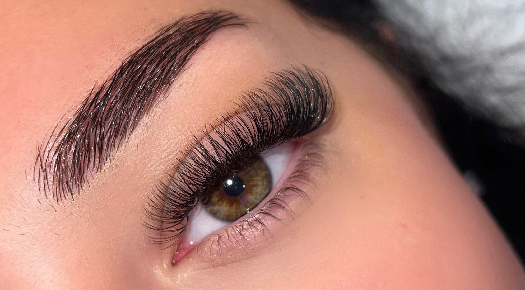 Nahaufnahme von stilvollen Wimpern bei Samsuma, Zürich, Zürich, CH für makellose Schönheitspflege.