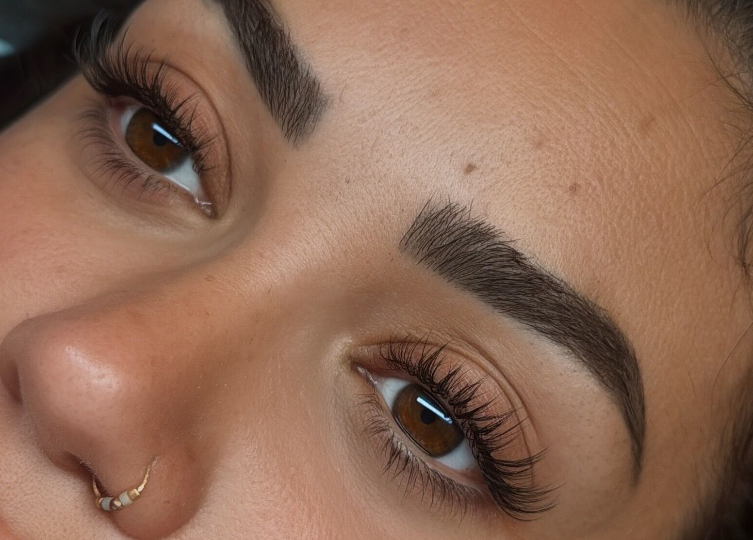 Perfekt geformte Augenbrauen bei Samsuma, Zürich, Zürich, CH. Schönheit und Präzision vereint.