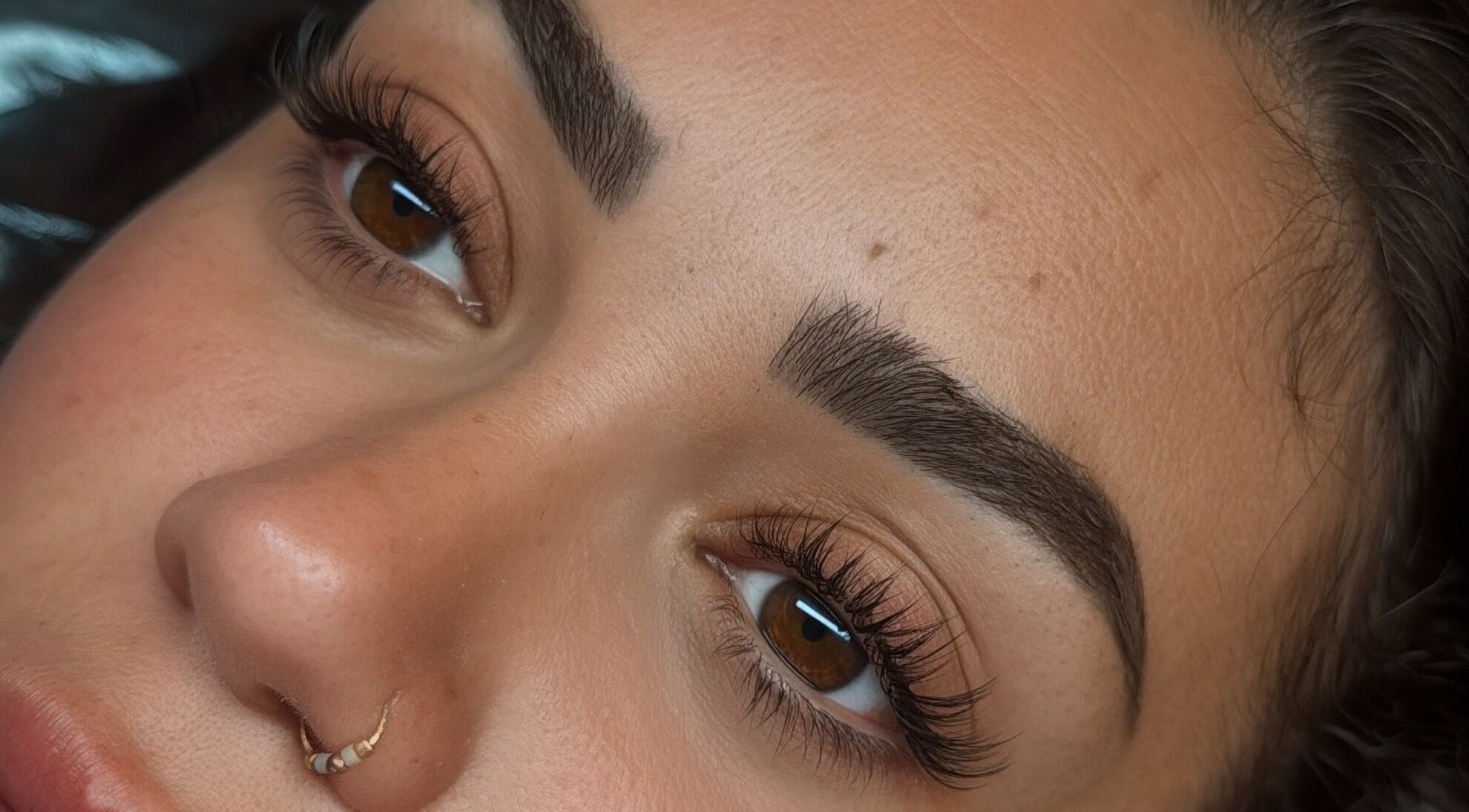 Perfekt geformte Augenbrauen bei Samsuma, Zürich, Zürich, CH. Schönheit und Präzision vereint.