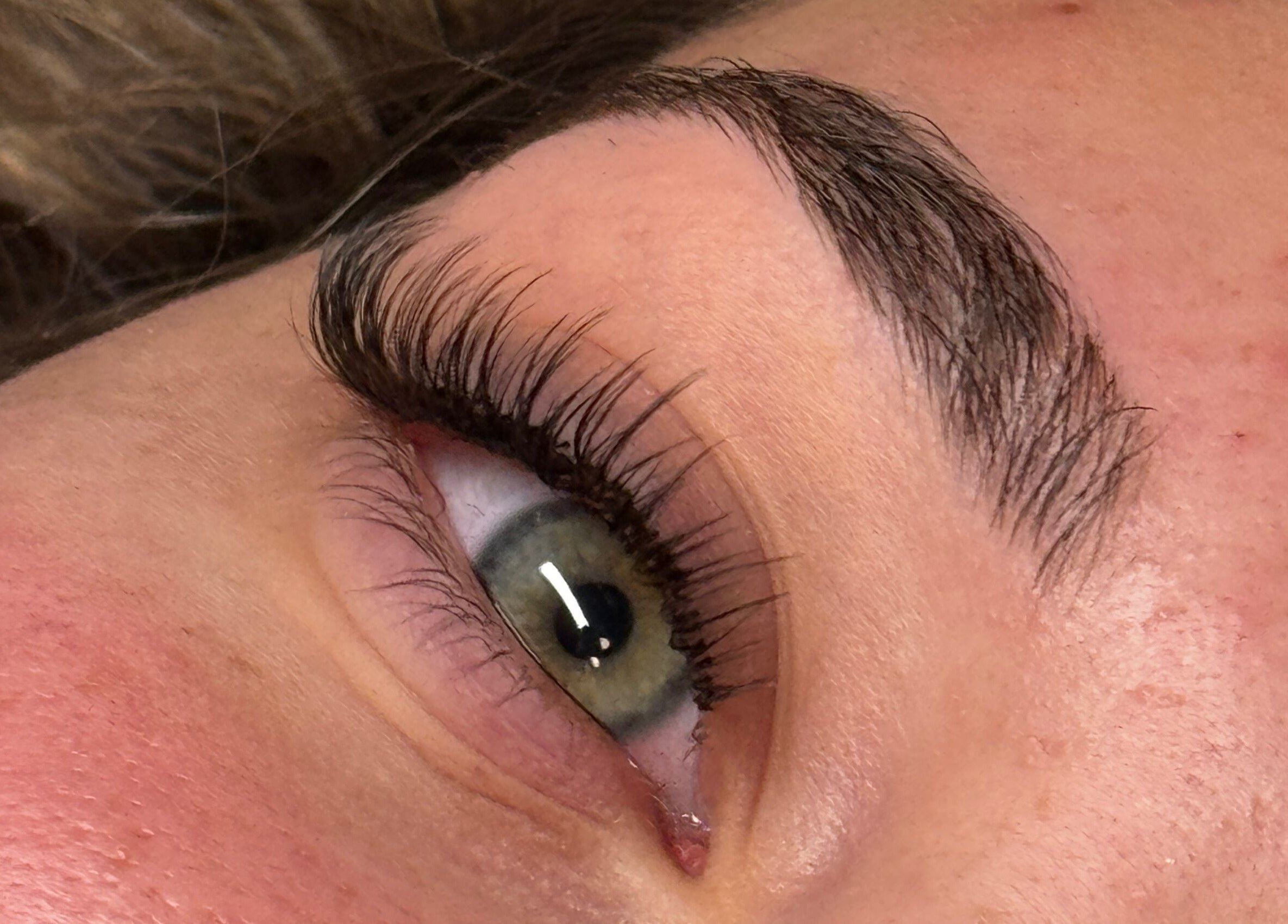 Nahaufnahme von eleganten Wimpern bei Samsuma in Zürich, Zürich, CH.
