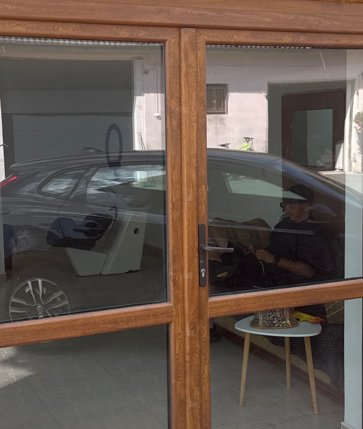 Wejście do Barberek w Wizna, Województwo Podlaskie z odbijającym się wnętrzem w szybie okna.