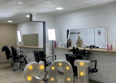 Interior elegante de Sol Studio en Padre Hurtado, Región Metropolitana, CL con estaciones profesionales.
