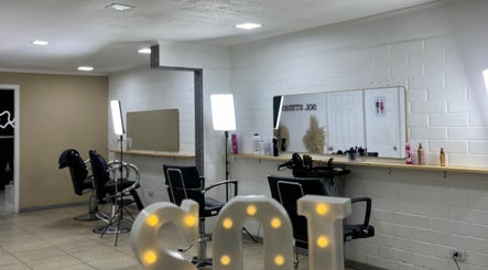 Interior elegante de Sol Studio en Padre Hurtado, Región Metropolitana, CL con estaciones profesionales.