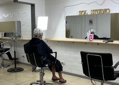 Cliente recibe tratamiento de belleza en Sol Studio, Padre Hurtado, Región Metropolitana, CL
