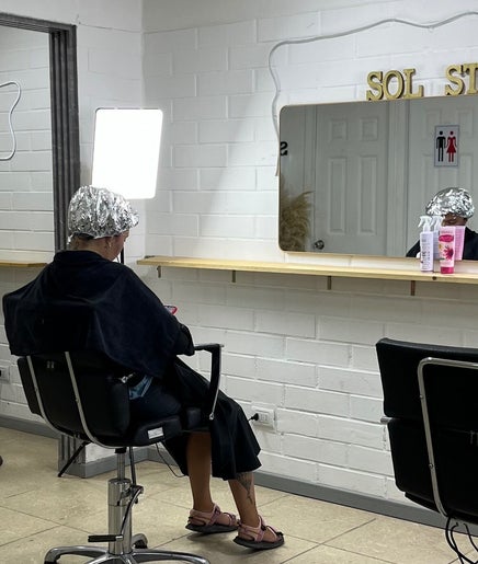 Cliente recibe tratamiento de belleza en Sol Studio, Padre Hurtado, Región Metropolitana, CL