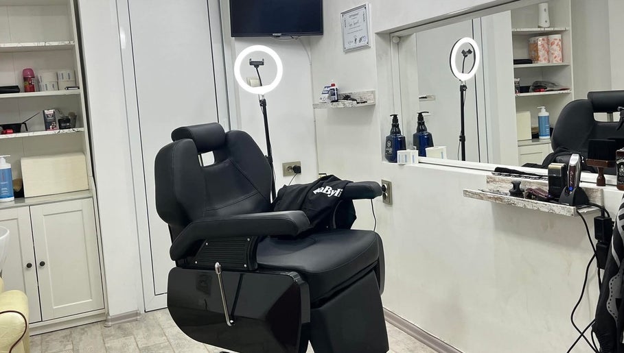Черен фризьорски стол в Barber Shop Todorow, Ботевград, Софийска Област, BG.