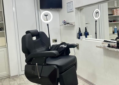 Черен фризьорски стол в Barber Shop Todorow, Ботевград, Софийска Област, BG.