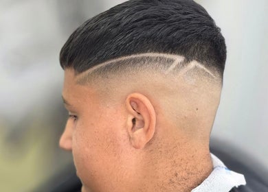 Стилен подстриг при Barber Shop Todorow, Ботевград, Софийска Област, BG, с прецизни линии и модерна визия.