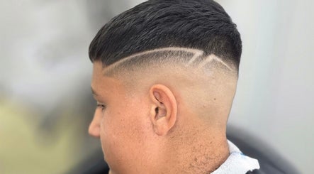 Стилен подстриг при Barber Shop Todorow, Ботевград, Софийска Област, BG, с прецизни линии и модерна визия.