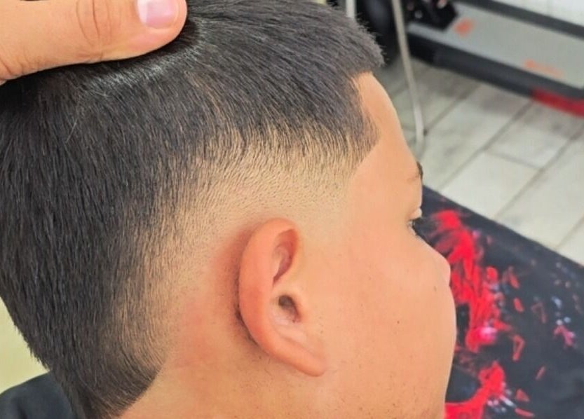 Клиент с модерен прическа в Barber Shop Todorow, Ботевград, Софийска Област, BG.