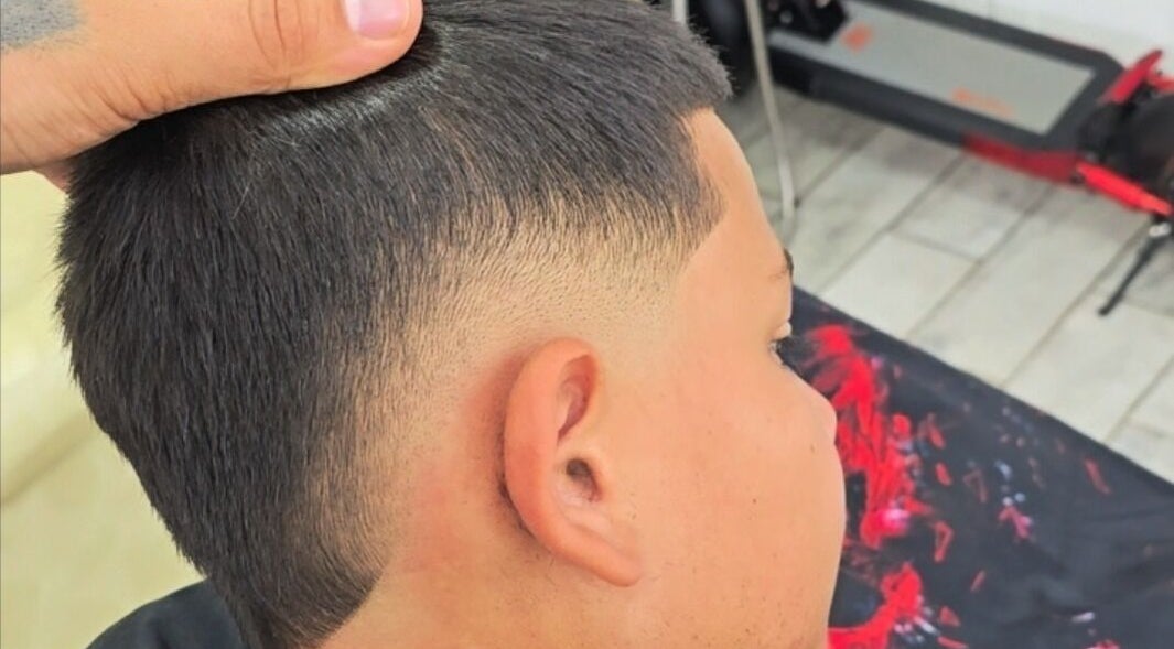 Клиент с модерен прическа в Barber Shop Todorow, Ботевград, Софийска Област, BG.