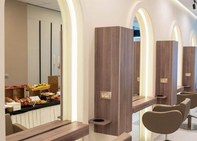 Modern salon interijer u Aria, Vitez, Federacija Bosne I Hercegovine, BA, s elegantnim ogledalima i stolcima.