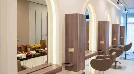 Modern salon interijer u Aria, Vitez, Federacija Bosne I Hercegovine, BA, s elegantnim ogledalima i stolcima.