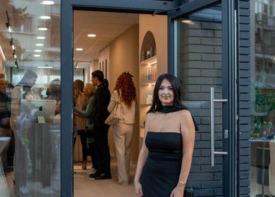 Gosti ulaze u Aria salon u Vitezu, Federacija Bosne i Hercegovine, BA, uz topli doček.