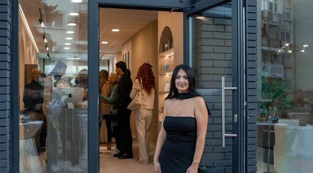 Gosti ulaze u Aria salon u Vitezu, Federacija Bosne i Hercegovine, BA, uz topli doček.