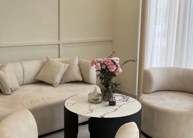 Sofisticirani salon u Aria, Vitez, Federacija Bosne i Hercegovine, BA s udobnim namještajem.