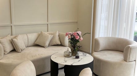 Sofisticirani salon u Aria, Vitez, Federacija Bosne i Hercegovine, BA s udobnim namještajem.