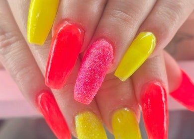 Ongles lumineux stylisés à La Belle Vie-Salon mobile, Howick, Québec, CA.
