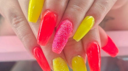 Ongles lumineux stylisés à La Belle Vie-Salon mobile, Howick, Québec, CA.