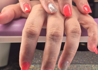 Manucure élégante à La Belle Vie-Salon mobile, Howick, Québec, CA, avec vernis rose et argenté.