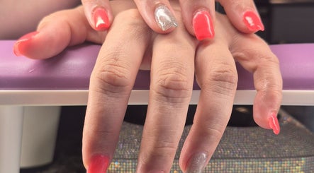 Manucure élégante à La Belle Vie-Salon mobile, Howick, Québec, CA, avec vernis rose et argenté.